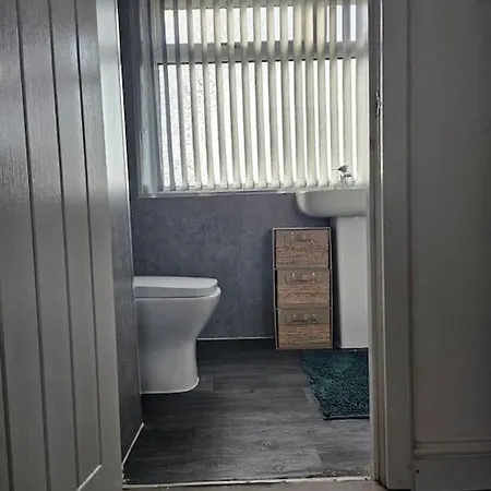 4 Bed House With Pool Table Free Parking En