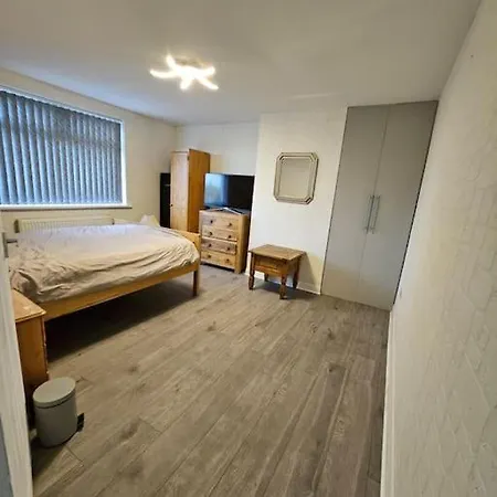 4 Bed House With Pool Table Free Parking En Holiday home *