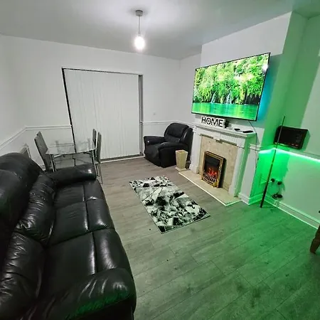 Holiday home 4 Bed House With Pool Table Free Parking En *